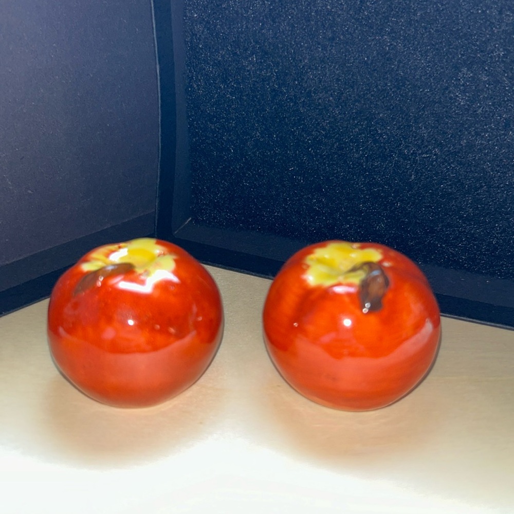 Vintage Apples Red Yellow Leaves Green Salt And Pepper Shakers Set Stamped JAPAN